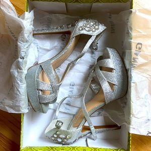NWT Gianni Bini RhinestoneEmbroidered Strap Heels